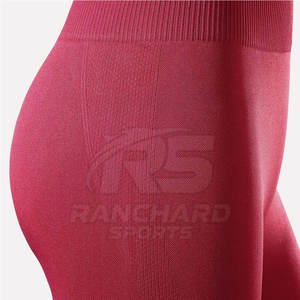 Ensemble de yoga pour femmes fabriqué au Pakistan, prix bas, ensemble de yoga confortable pour femmes, vente en ligne d'ensembles de yoga pour femmes - Product Image 5