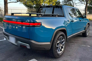 R1T 2024 Usado en Buenas Condiciones, Volante a la Izquierda, Asientos de Cuero, Automático, Portaequipajes de Aluminio R17, Cámara Trasera - Product Image 3