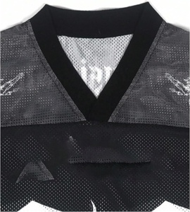 Camiseta deportiva de malla duradera, tejido transpirable, ligera, diseñada para entrenamientos intensos y actividades. - Product Image 5