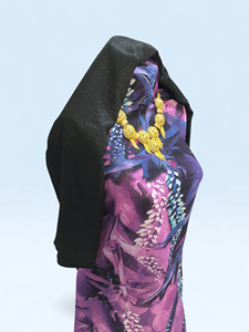 Conjunto de Vestido Swiss Dirac Negro, Morado y Lavanda con Estampado Botánico, Chal Negro y Garbasaar Bordado en Lavanda - Product Image 2