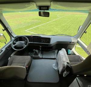 Autobús Toyota Coaster Usado de 30 Asientos con Motor de Gasolina 2TR para Viajes de Larga Distancia - Transmisión Automática - Product Image 3