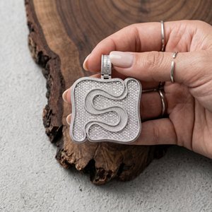 Pendentif Bhatiya Iced avec lettre personnalisée S, Moissanite VVS taille baguette, perle d'eau douce micro-incrustée, en argent sterling 925, breloque rose - Product Image 2