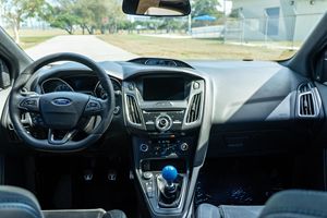 Ford Focus RS 2017 d'occasion en excellent état, boîte manuelle 6 vitesses, transmission intégrale, bleu nitro métallisé, provenance sud-est des États-Unis - Product Image 4