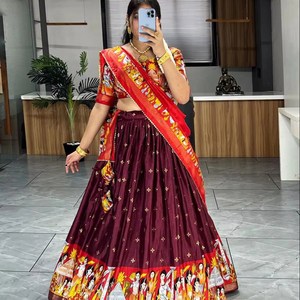 COULEUR DE VIN TRADITIONNELLE EN SOIE DOLA DOUCE ET ENTIÈREMENT IMPRIMÉ D'UNE FEUILLE DE CONTRASTE TRAVAIL BORDER WORK LEHENGA CHOLI AVEC DUPATTA - Product Image 1