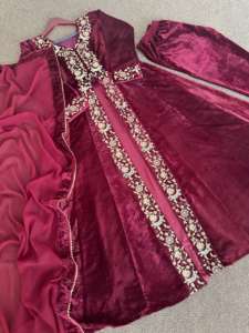 TRAJE SALWAR DE SECUENCIA DE BORDADO DE TERCIOPELO PESADO DE ÚLTIMO DISEÑADOR - Product Image 3