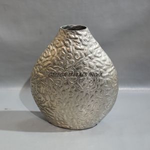 Vase en métal de finition argentée élégant avec des détails gravés artistiques pour une pièce maîtresse accrocheuse dans n'importe quel espace - Product Image 1