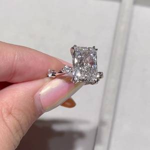 Anillo Radiante con Diamantes de Laboratorio de 5.30ctw, Certificado IGI, Halo Oculto y Piedras de Acento - Product Image 3