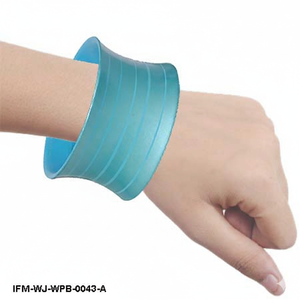 Brazalete Moderno Minimalista de Madera Ancha Color Turquesa Metálico con Silueta Cóncava Pintada - Product Image 4
