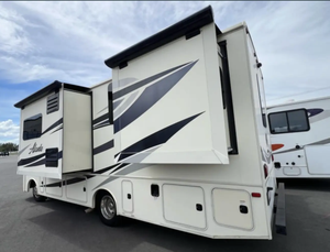 Camping-car de luxe d'occasion Jayco AlanteS 26Y 2016 Crème avec rayures noires, véhicule étendu à extension coulissante - Product Image 2