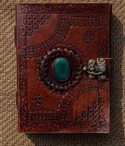 Diarios de cuero repujado con piedra de 7 Chakras hechos a medida, diario de cuero disponible en tamaños y colores para reventa - Product Image 3