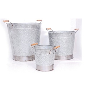 Maceta de Metal para exteriores con mango de madera Calidad asegurada Calidad duradera JUEGO DE 3 Maceta galvanizada natural para el hogar y el jardín - Product Image 1