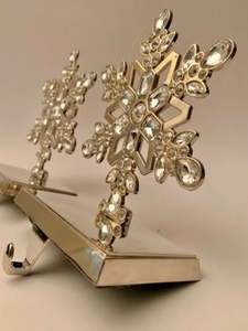 Support de bas en forme d'étoile en métal couleur or avec design festif parfait pour la fête d'autres articles de décoration de Noël - Product Image 3