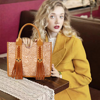 Sac fourre-tout de luxe en cuir PU rose à motifs floraux en relief, style bohème occidental avec franges et pompons, fabrication OEM personnalisée, vente en gros