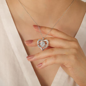 Collar Jeulia Amore Personalizado con Corazón de Dos Tonos en Oro de 18K y Moissanita - Product Image 5