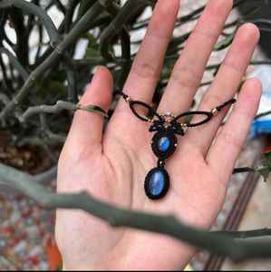 Collar de labradorita macramé hecho a mano, joyería de clavícula personalizada con colgante ajustable de piedras preciosas naturales - Product Image 1