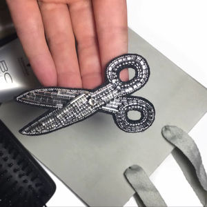 Porte-clés perlé à la main pour femmes, breloque de sac perlée brodée de qualité supérieure, breloque de sac perlée brodée à la main - Product Image 1