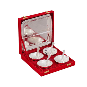 Nuevo Juego de Servir de Latón Plateado con Cuatro Tazones, Cuatro Cucharas y Bandeja, en una Elegante Caja de Color Rojo Brillante - Product Image 3