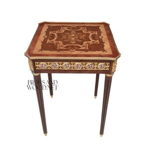 Table d'appoint carrée de luxe avec marqueterie géométrique complexe, médaillons en porcelaine peints à la main et décor palais en laiton doré - Product Image 1