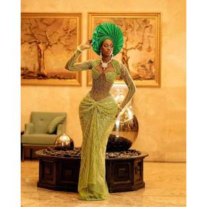 Mono largo de satén Emerald Luxe George Dashiki con adornos de cristal, estilo Gele, de poliéster, algodón y seda, con bordado y caída elegante. - Product Image 1