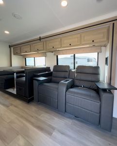 Camping-car Forest River Sunseeker 6 places, caravane de voyage en aluminium noir avec cuisine coulissante, design moderne - Product Image 2
