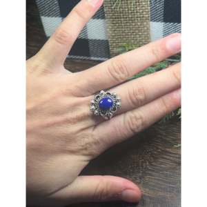 Bague Romantique en Platine Freda Martinez avec Lapis Lazuli Taille Princesse et Monture en Argent Sterling, Taille 8, Idéale au Quotidien - Product Image 2