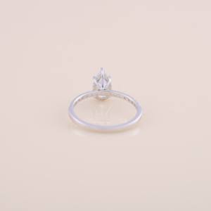 Bague de fiançailles et de mariage en diamant de laboratoire taille poire certifié IGI avec bande pavée en or blanc/rose et or jaune 9 carats - Product Image 4
