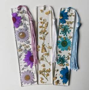 Marque-pages décoratifs en résine pressée tendance, marguerites colorées, fleurs séchées naturelles, pompons, design Art Déco, forme promotionnelle - Product Image 6