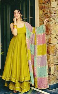 Elegancia y Tradición se Unen: Salwar Kameez para Mujer en Color Mehndi, Bellamente Bordado, Dupatta Multitono, Algodón Puro de Secado Rápido - Product Image 2