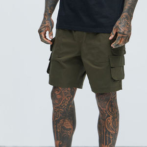 Pantalones cortos de carga verde oliva para hombre con múltiples bolsillos utilitarios Construcción de tela resistente y ajuste relajado para estilo informal urbano - Product Image 1