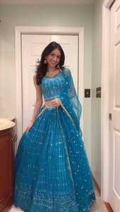 Lohenga Choli สไตล์บอลลีวู้ดสวยงามไร้ที่ติพร้อมด้ายและเลื่อมสำหรับฤดูร้อนและฤดูหนาว - Product Image 3