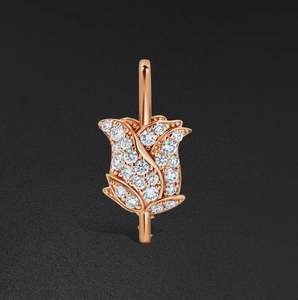 Collar con Colgante de Rosa Salvaje, Colgante Redondo de Moissanita con Acabado Chapado en Oro Blanco de 14K, Estilo Hip Hop - Product Image 2