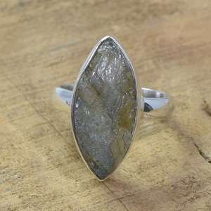 Anillo de Labradorita Rústica en Plata de Ley 925 con Engaste de Garra, Joyería de Piedra Natural, Regalo para Hombre - Product Image 4