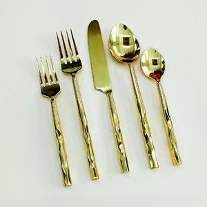 Ensemble de couverts en acier inoxydable forgé à la main couteau fourchette cuillère or poli avec une longue poignée ronde aspect royal ensemble de couverts - Product Image 2