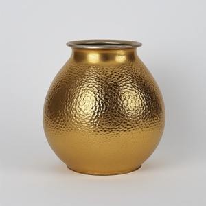 Maceta rústica hecha a mano de latón dorado antiguo con patrón grabado, perfecta para casas tradicionales y decoración de jardín al aire libre - Product Image 6