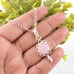 Colgante de Calcedonia Rosa en Forma de Corazón Hecho a Mano con Diseño Floral Ornamentado en Plata de Ley 925 - Product Image 4