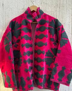 Chaqueta de Terciopelo Rosa con Bordado Suzani Brillante |   Chaqueta Festiva Uzbeka |   Prenda Exterior Estilo Kimono Vintage - Product Image 1