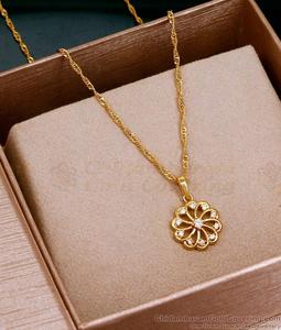 Impresionante diseño de pétalos dorados con piedras blancas centradas. Disponible a precios de mayoreo. Elegancia tradicional para el día a día - Product Image 1
