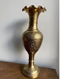 Florero de latón de diseñador hecho a mano con detalles florales en relieve para estante de mesa y propósito de regalo - Product Image 1