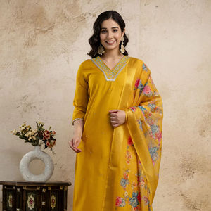 Ensemble Kurta en rayonne à la vente, avec dupatta imprimé floral, pour les occasions de mariage, les occasions de fête, robe traditionnelle - Product Image 1