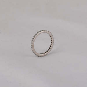 Bague de mariage éternelle classique en or blanc massif plaqué 18 carats avec diamants de laboratoire taille ronde – Cadeau de mariage de luxe - Product Image 4