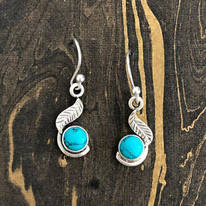 Boucles d'oreilles pendantes en plumes turquoise, classiques et tendance, pendentif en cuivre de 2,5 grammes avec perle et diamant, pour les fêtes et les cadeaux - Product Image 1