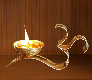 Lampe Diya en laiton traditionnel Puja Oil Deepak Jyoti Deepak Lampe en laiton poli brillant pour les activités religieuses. - Product Image 1