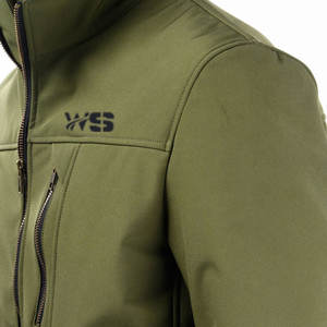 เสื้อแจ็คเก็ตซอฟต์เชลล์แบบกำหนดเองได้ สวมใส่สบาย อุ่น คุณภาพสูง สำหรับฤดูหนาว ผลิตจากโพลีเอสเตอร์ 100% คอตั้ง กันน้ำ กันลม สำหรับผู้ชาย - Product Image 5