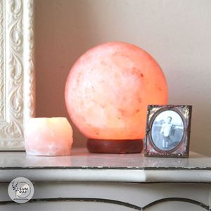 Elegante lámpara de esfera de sal del Himalaya en diseño de cuenco tallado | Estilo de amor hecho a mano para un ambiente relajante en el hogar - Product Image 5