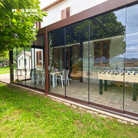 Pergola Aluminium Berwarna Cokelat Kustom dengan Pintu Kaca Tanpa Bingkai dan Pencahayaan LED untuk Taman Hunian di Marche, Italia
