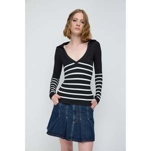 Camiseta Negra de Manga Larga con Cuello Polo Sin Costuras - Product Image 5