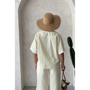 Conjunto Elegante de Camisa a Rayas con Detalle de Encaje para Mujer - Product Image 2