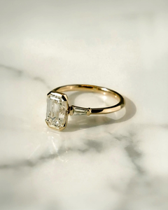 Anillo de Compromiso con Tres Piedras de Diamante Cultivado en Laboratorio, Corte Esmeralda, Piedras Laterales en Forma de Pera, Certificado IGI, Oro Sólido de 14K - Product Image 6