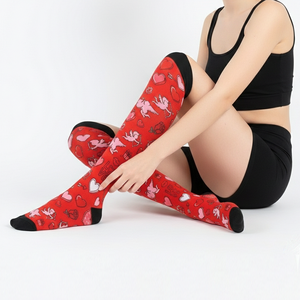 Chaussettes sexy et romantiques pour femmes, chaussettes imprimées numériquement au-dessus du genou, cadeau de la Saint-Valentin, chaussettes hautes à motif cœur pour femmes, OEM ODM - Product Image 2