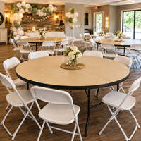 Table ronde pliante en plastique blanc disponible pour les événements en plein air, les mariages décontractés, les banquets et les fêtes